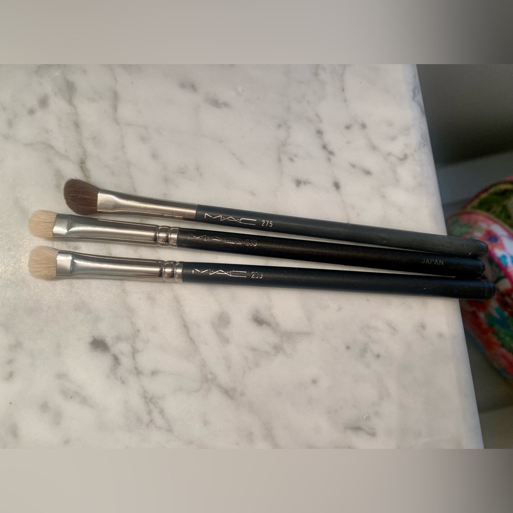 MAC Cosmetics makeup brushes 239 eyeshadow brush x 2 and 275 angled shadow brush